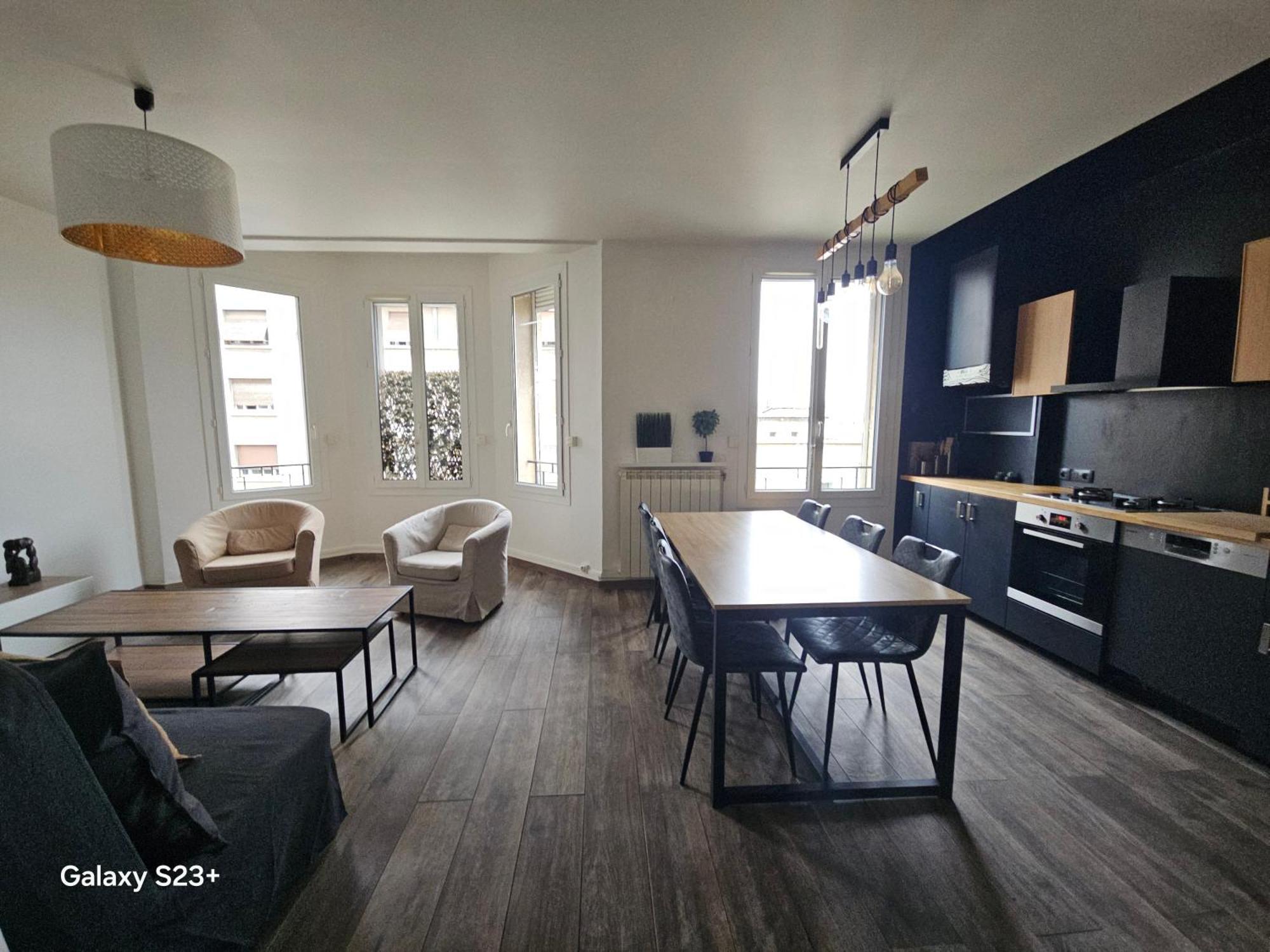 3 Avec Terrasse 18m - 8 Pers - 1 Place De Parking Marseille